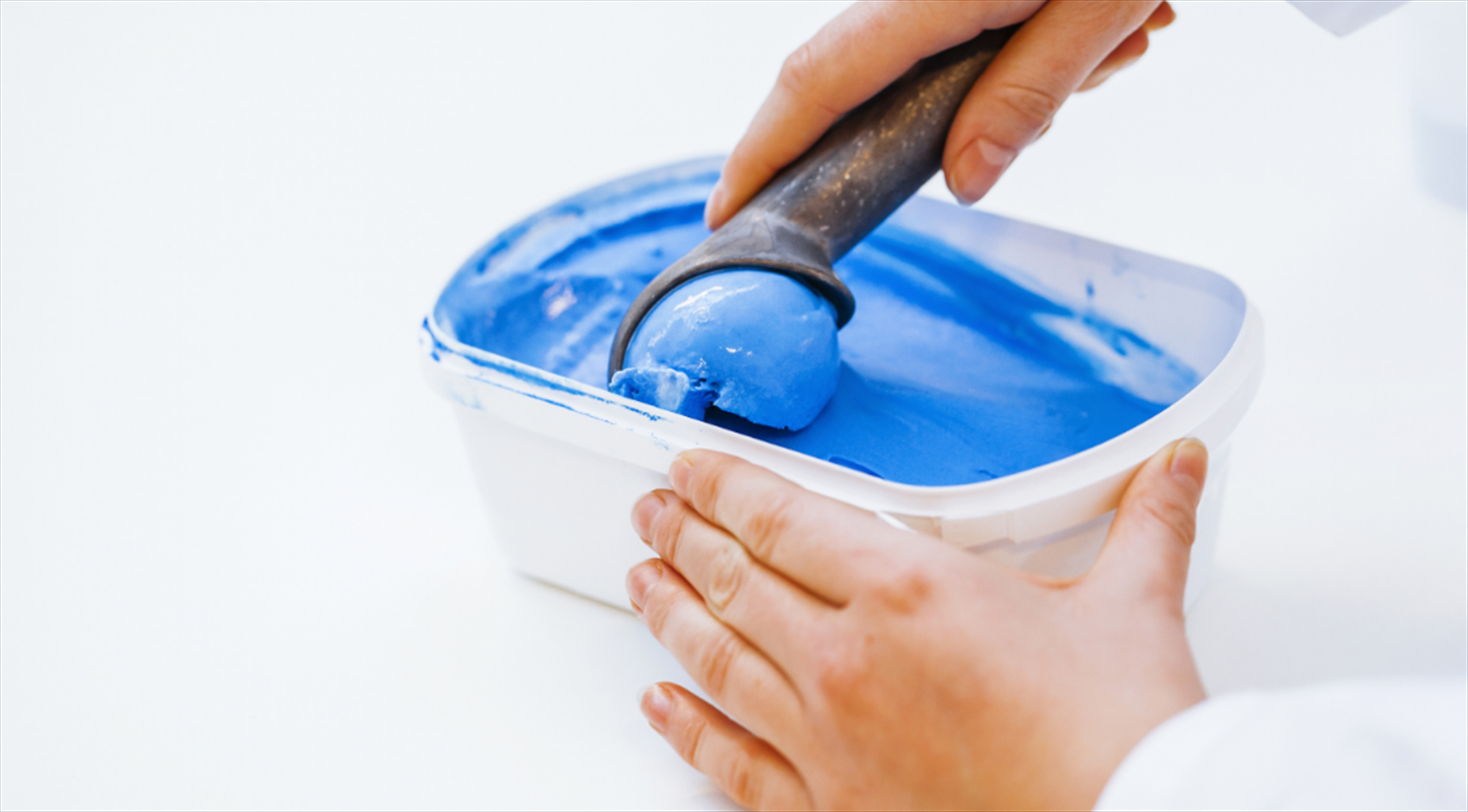 Bl� is der bliver scoopet op. Lavet bl� via det naturlige farvestof fra alger.